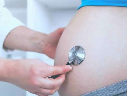 Algunos de sus síntomas más comunes son: hinchazón, aumento desproporcionado de peso, dolor abdominal, náuseas, dolor de cabeza y visión borrosa