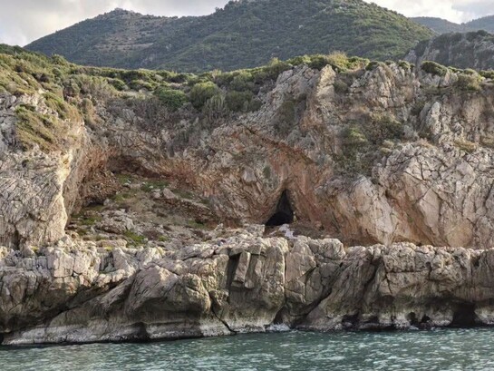 Accesso alla grotta Üçağızlı II, Turchia