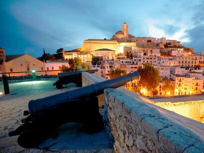 Cañones en las antiguas murallas en Ibiza