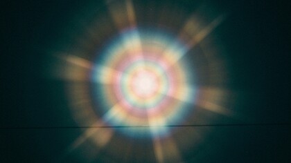 Il concetto di egregore consente di leggere l’intelligenza artificiale come una soggettività collettiva tecnomorfica, alimentata dai flussi globali di dati, linguaggi e immaginari