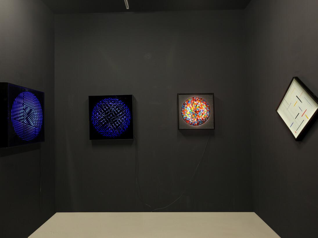 Grazia Varisco, Filo rosso 1960_2015, installation view (Schemi luminosi Variabili e Reticolo Frangibile), Cortesi Gallery, Lugano, photo by Bruno Bani