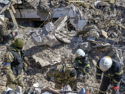 Soldados ucranianos y oficiales de rescate buscan cuerpos entre los escombros en una escuela militar en Mykolaiv, Ucrania