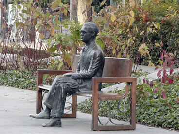 Federico García Lorca nació en Fuente Vaqueros, un pueblo de Granada, España, el 5 de junio de 1898. Avenida de la Constitución de Granada, España