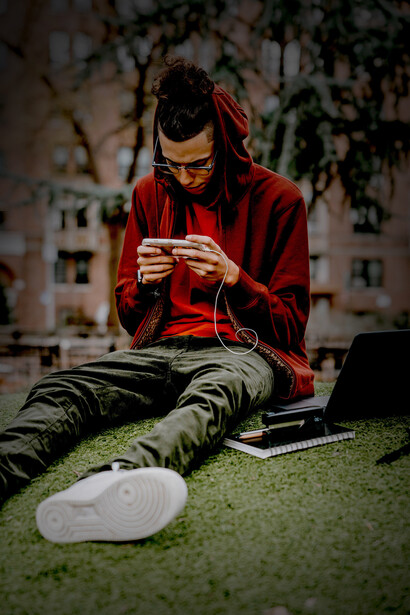 Jeune homme rivé sur son smartphone. Il faut aussi prendre en considération cette nouvelle espèce de citadin, la tortue voutée sur son smartphone et enfermée dans sa coquille