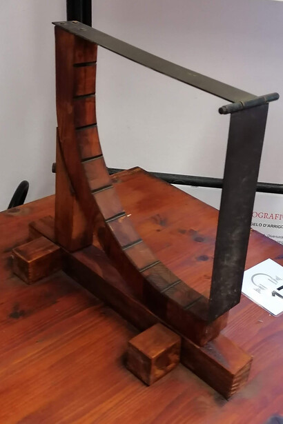 Leonardo da Vinci. Riproduzione dell'animometro di Leonardo da Vinci in una mostra a lui dedicata al Mulino di Mora Bassa, a Morabassa, Vigevano, Italia (2020)