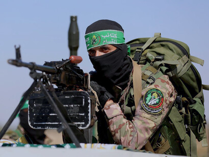 Miliciano de Hamás tras una ametralladora