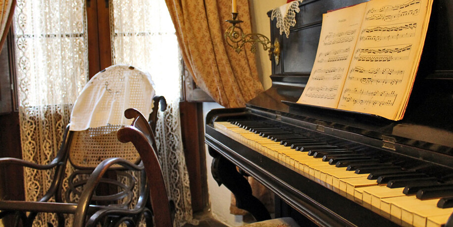 Gabinete, Exhibition view. Courtesy of Museo Unicaja de Artes y Costumbres Populares