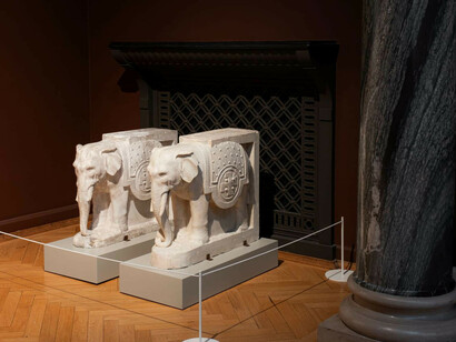 Behind the façade, exhibition view. Courtesy of Glyptotek