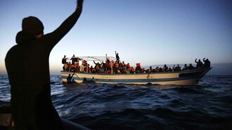 Immigrati in mezzo al mare