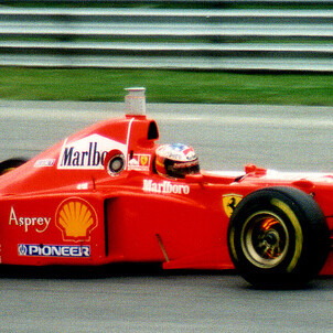 Michael Schumacher pilotando pela Scuderia Ferrari no Grande Prêmio da Itália de 1997