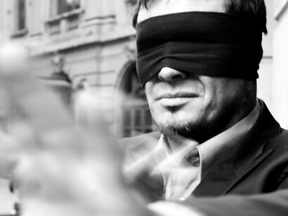 Um homem de olhos vendados