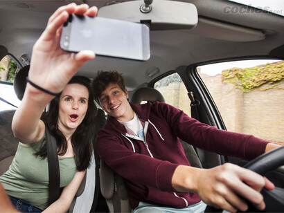 Haciéndose un selfie para compartir con los amigos