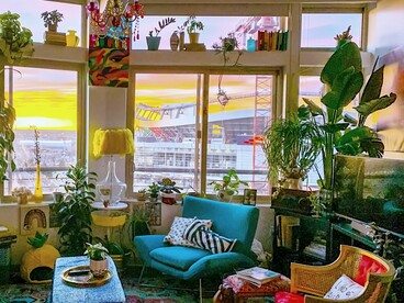 Materiali naturali e linee morbide trasmettono sicurezza, calma e senso di protezione