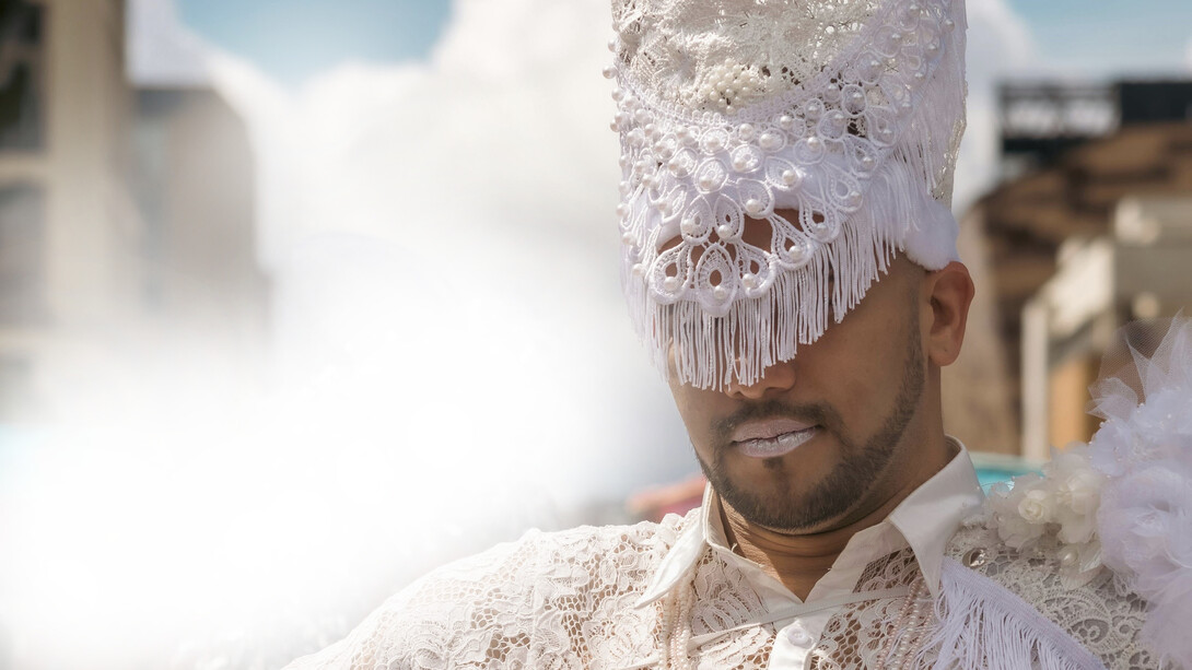 Le contraste entre ses origines latino-américaines et sa vie à New York a donné naissance à une esthétique qui dialogue entre deux mondes