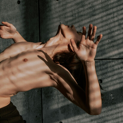 A pedagogia da dança in natura propõe uma abordagem harmoniosa entre o corpo e os elementos da natureza, especialmente para crianças