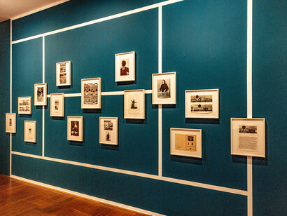 Julius Koller, U.F.O.-naut J.K., ausstellungsansicht. Mit freundlicher genehmigung des Museums der Moderne