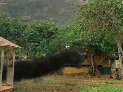YMCA Camp Erdman a Oahu, Hawaii. La nube nera afferra e scaglia via Richard, mentre Ben osserva in secondo piano. Dall'episodio "Quello per cui sono morti", ultima stagione di "Lost"