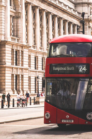 Un autobús rojo en el centro de la capital inglesa