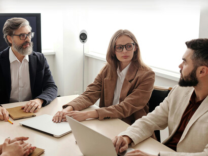 Personas en una conversación. La cultura de la paz propone que los acuerdo sean logrados a base del diálogo y el entendimiento