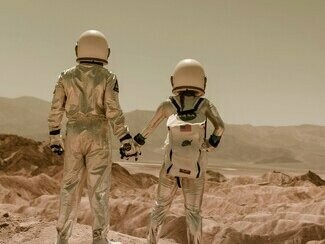 A literatura e o cinema nos lembram que a tecnologia não é apenas um conjunto de ferramentas, mas também uma extensão do imaginário humano. Ao dar rosto, voz e emoção às máquinas e invenções, essas narrativas nos ajudam a reconhecer o quanto projetamos nelas nossos próprios desejos e temores