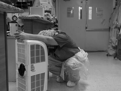 Es paradójico que ese personal exponga sus vidas para salvar las de otros, llegando incluso a estar agotados mental y físicamente, mientras que grupos de personas se niegan a recibir la vacuna, recargando sus servicios y poniéndolos en peligro