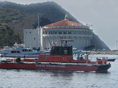 Chiatta per spedizioni marine nella baia di Santa Catilina, Los Angeles, USA