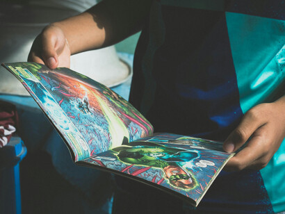 Conheça a jornada do Homem-Aranha, de adolescente sem destaque para herói, e como a orfandade influencia a construção do personagem
