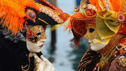 Enamorados en el Carnaval de Venecia, Italia