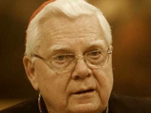 Si el problema se ha mantenido en secreto durante décadas, permitiendo así a los pederastas destrozar la vida de cientos de niños, ha sido por un engranaje de encubrimientos: Bernard Law (1931-2017), cardenal de Boston, protegió con su silencio a muchos violadores sistemáticos

