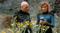 Cena do filme Star Trek - A próxima geração (1993), mostra os atores usando um aparelho de comunicação semelhante aos primeiros celulares deste século