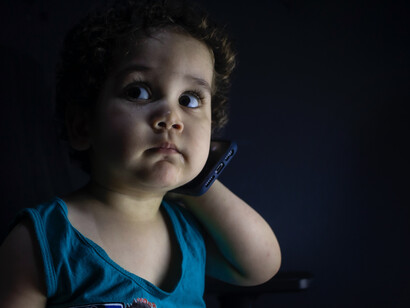 Bambino al telefono