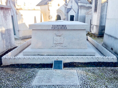 Jazigo dos "Escritores Portugueses", onde Natália Correia está, no Cemitério dos Prazeres, Lisboa, Portugal