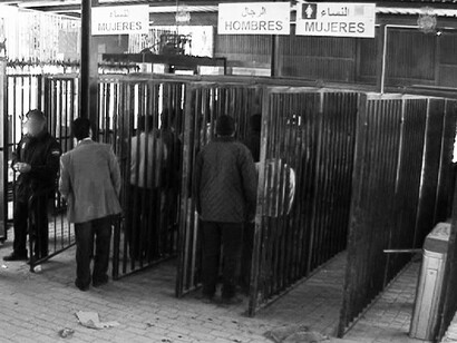 Mientras tanto, la economía global avanza inexorablemente sin tener en cuenta sus pequeñas vidas. Paso fronterizo entre Melilla y Beni Enzar 