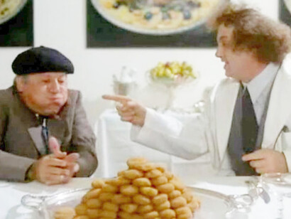 La motivazione dell’onorificenza russa a Villaggio fu questa: “Ha dato un seguito all'indagine sull'uomo umiliato e offeso avviata dal maestro russo con il racconto "Il cappotto"