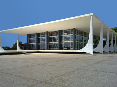 A polarização social e política nas redes sociais amplia as falhas do modelo tradicional de espectro político. O prédio do STF em Brasília, projetado por Oscar Niemeyer, foi inaugurado em 1960 e é um marco da arquitetura modernista, simbolizando a justiça no coração do Plano Piloto
