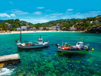Ibiza. Pequeñas barcas frente a la costa
