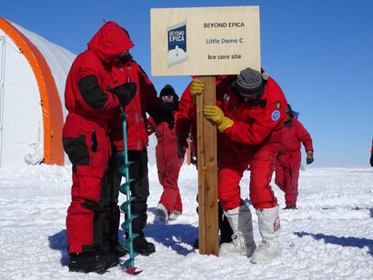 Un gruppo di ricercatori del progetto Beyond Epica pianta il cartello del progetto. Foto dal report di CORDIS - EU research results