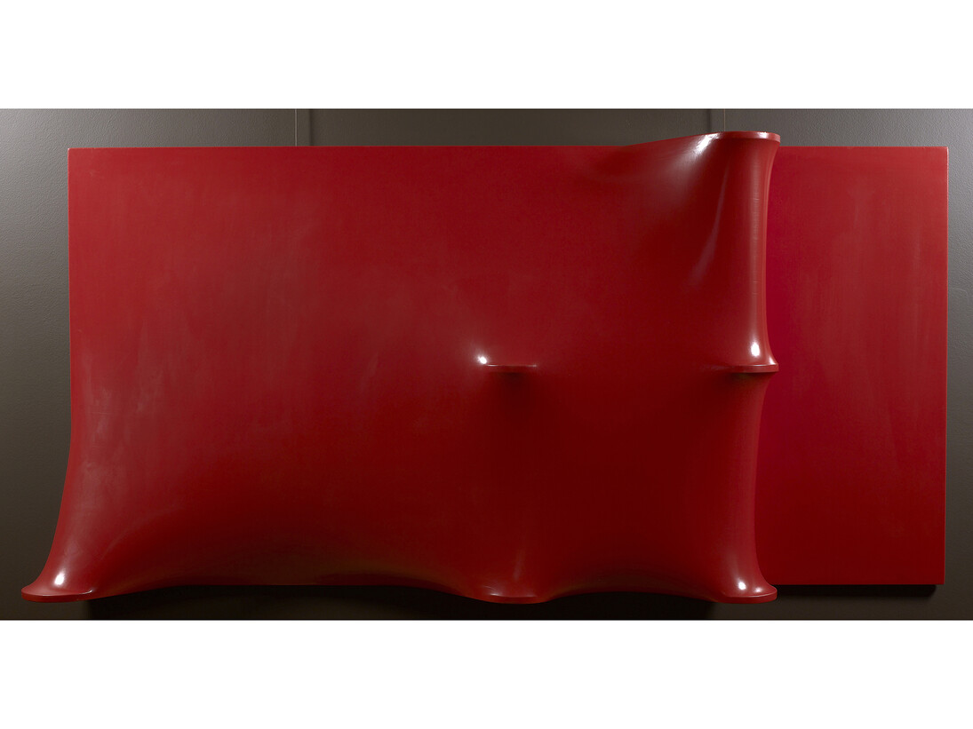 Agostino Bonalumi, Rosso, 1967, Ciré on shaped canvas, 120 x 240 x 25 cm