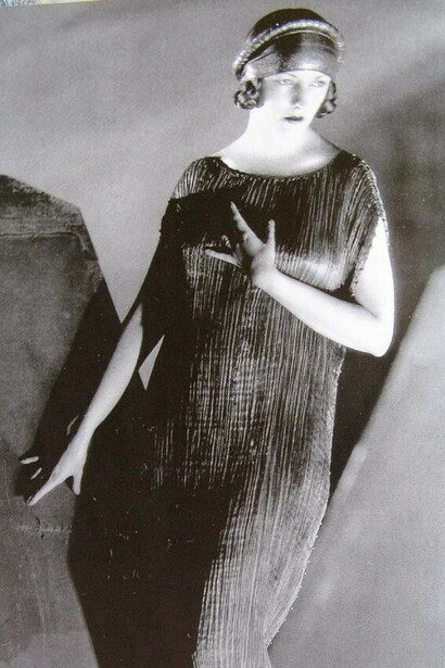 Natasha Rambova con un traje "Delphos" en 1924
