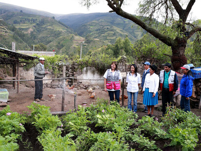Agricultores del programa Chacra Emprendedora – Haku Wiñay en Vinchos, región Ayacucho, Perú