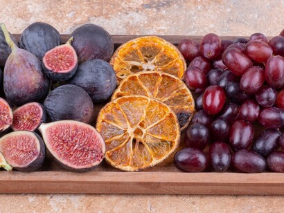 In molte culture, il Capodanno è associato a riti di buona fortuna, come mangiare cibi specifici (lenticchie in Italia, uva in Spagna) o fare rumore per scacciare gli spiriti maligni