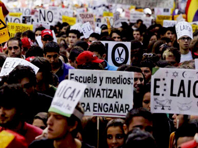 El decreto 3+2 pretendía convertir a los grados universitarios en ciclos de estudios generales con duración de 3 años, lo que solo permitiría a unos pocos estudiantes a acceder a la especialización de un máster (2 años)