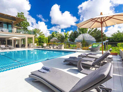 El ambiente que envuelve a la historia es de hipocresía, de personajes que, más que vivir, sobreviven en el ambiente de «la buena vida»