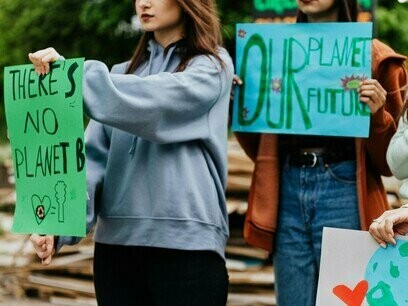 O PNUD – Programa das Nações Unidas para o Desenvolvimento, responsável pelos relatórios de desenvolvimento humano, indicou em seu relato sobre o ano 2020 que, sob o Antropoceno, todos os conceitos, concepções, métodos e técnicas de aferição e metrificação de realidades viraram anacrônicos. As variáveis que impactam as desigualdades foram ostensivamente multiplicadas. E, ainda, não se sabe como exatamente proceder