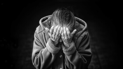 La malattia di Alzheimer è la forma più comune di demenza degenerativa progressivamente invalidante con esordio prevalentemente in età presenile 