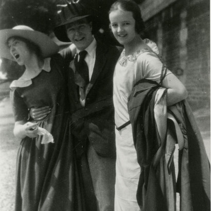 Henry Moore, Edna Ginesi and Barbara
Hepworth in Paris, 1920. Courtesy The Hepworth
Family Photograph Collection