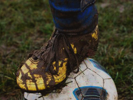 Zapatos de fútbol sucios: el Gaucho se había comido la banca como nunca. Alentaba, iba por las pelotas voladas y se lamentaba desde la tribuna