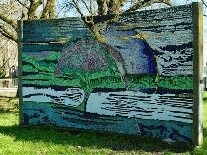 The work “The Second Genesis” by the American artist Jerry W. Carter is located in the Parco della Pace in Ravenna. Created in 1983, this mosaic sculpture represents a universal appeal for peace and the preservation of life on Earth. The composition includes elements such as the River, the Tree of Life and the Soul of the Planet, symbolizing the interconnection between the Earth and all forms of life