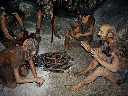 Ricostruzione dettagliata dei Neanderthal all'interno di un riparo roccioso