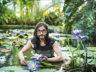 Carlos Magdalena in una serra a Kew Garden